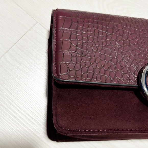 Elegant Croc-Embossed Suede Crossbody Burgundy Flap Ring Hardware 2 Straps - Picture 3 of 16